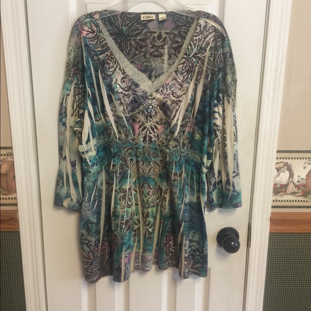 Multi-colored tunic with 3/4 sleeves.